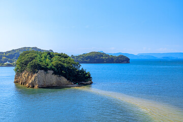 Fototapeta premium エンジェルロード（満潮時） 香川県小豆島 Angel Road (at high tide). Kagawa-ken Shodoshima