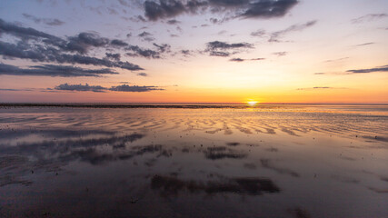 Fototapeta na wymiar Strand von Westerheversand im Sonnenuntergang