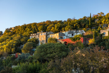 Fototapeta na wymiar Vue au lever du soleil sur des maisons à flanc de montagne à Sauve (Occitanie, France)