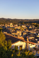 Vue au lever du soleil sur le village médiéval de Sauve au lever du soleil (Occitanie, France)