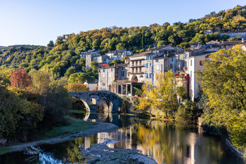 Fototapeta na wymiar Vue sur le village médiéval de Sauve depuis les berges du Virdourle (Occitanie, France)