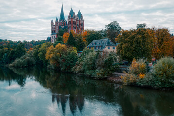Naklejka premium Blick auf den Limburger Dom im Herbst
