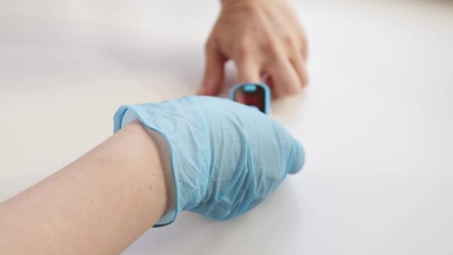pulse oximeter shows the saturation on the finger