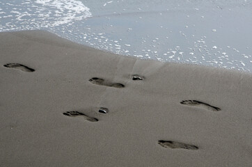 砂浜の足あと