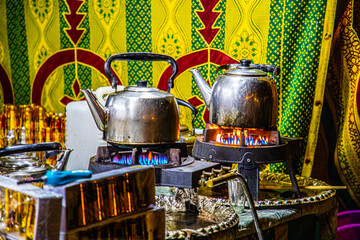 tetera morisca preparando infusiones