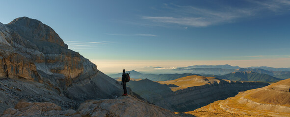 Alpinista camino de la Cumbre de Monte Perdido mirando el horizonte © Mr WeaK