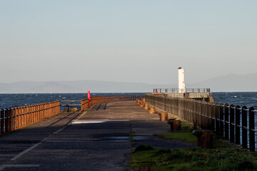 Obraz premium Harbour Light and Jetty on an Autumn Morning