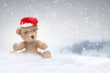 Kleiner Teddybär aus Plüsch im Schnee