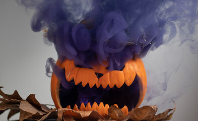 Calabaza de Halloween hechando humo