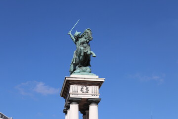 Fototapeta na wymiar Statue de Vercingetorix sur la place de Jaude, ville de Clermont Ferrand, département du Puy de Dome, France