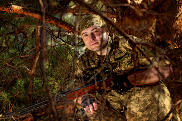 Obraz premium young man with an air rifle