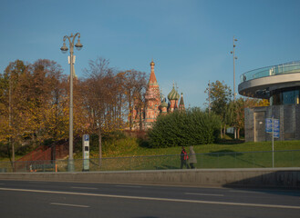 Fototapeta na wymiar View of Zaryadye park and St. Basil's Cathedral in Moscow on a sunny autumn morning