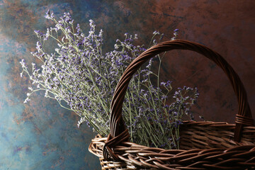 Composizioni con cesto e fiori autunnali color violetto e lavanda