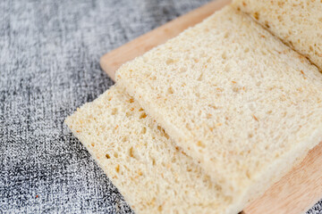 Toasted whole wheat bread no skin, wheat bread toast.