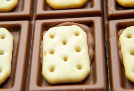 ciocolata cu lapte cu biscuit tuc