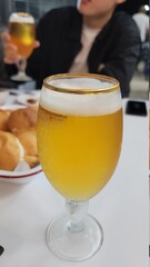 시원한 맥주와 바베큐의 환상적인 콜라보! 고소한 빵은 탄수화물의 보고 