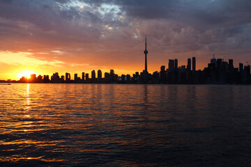 Obraz premium Stormy beautiful sunset of Toronto skyline from Toronto islands
