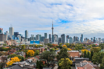 Fototapeta na wymiar Toronto skyline on gloomy autumn day with fall leaves