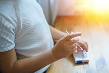 Fototapeta premium Schulmädchen macht Corona Schnelltest zu Hause