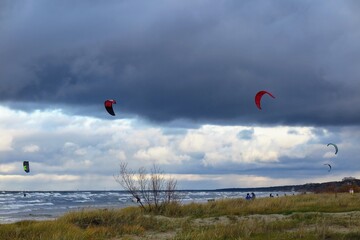 Obraz premium kite surfing on the beach