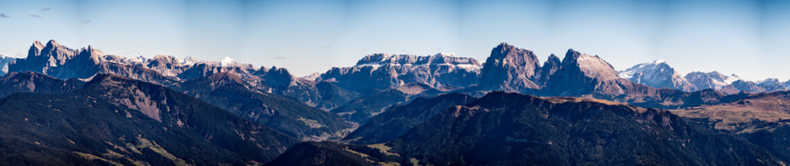 Blick auf die Dolomiten bei strahlendem Sonnenschein in Südtirol Italien oberhalb von Bozen