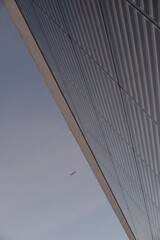 Nowoczesny budynek w ciekawej perspektywie