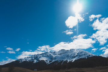 monta&ntilde;a nevada en dia soleadp