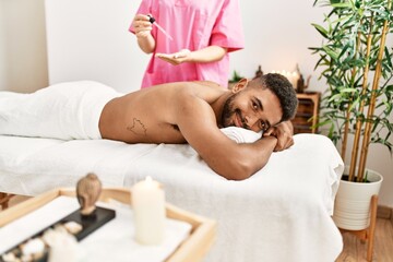 Obraz na płótnie Canvas Man reciving back massage at beauty center.