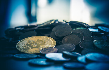 moneda Bitcoin dorada sobre fondo azul