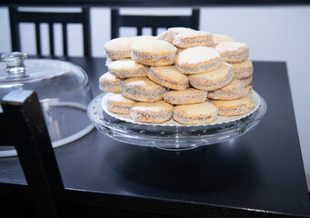 Alfajores de maicena rellenos de dulce de leche y coco

