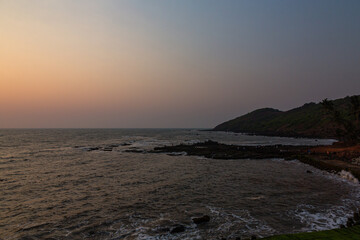 Fototapeta premium インド ゴア州のアンジュナのビーチと夕焼け空