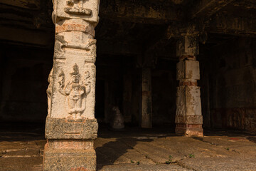 インド　ハンピの遺跡の柱に描かれた彫刻