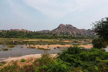 インド　ハンピのトゥンガバドラ川と岩山