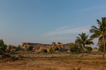 インド　ハンピの風景と岩山の上に建つ寺院