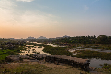インド　ハンピのトゥンガバドラ川と夕焼け空