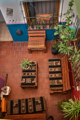 Patio interno con flores en las ventanas