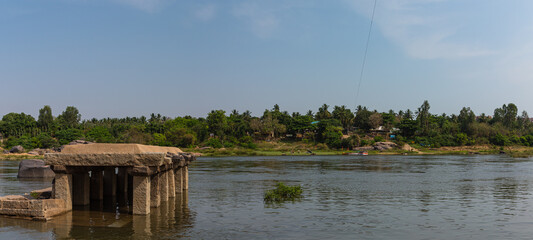 Fototapeta na wymiar インド　ハンピのトゥンガバドラ川