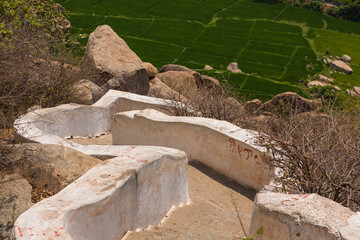 インド　ハンピのハヌマーン寺院、通称モンキーテンプルの寺院まで続く階段