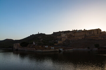 Fototapeta na wymiar インド　ジャイプルのラージャスターンの丘陵城塞群のアンベール城とマオタ湖