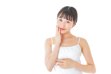 肌のケアをする若い女性