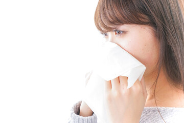 風邪・花粉症で鼻をかむ女性