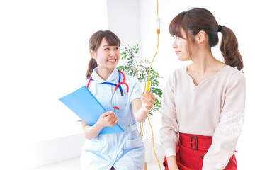 病気の治療をする女性