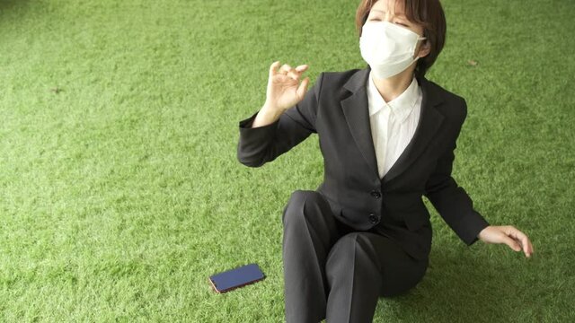 幻覚症状に怯える女性