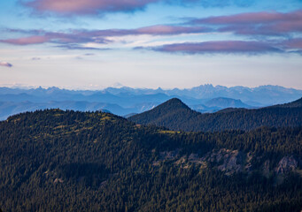 Obraz premium dramatic mountain range in Mt. rainier national park in Washington