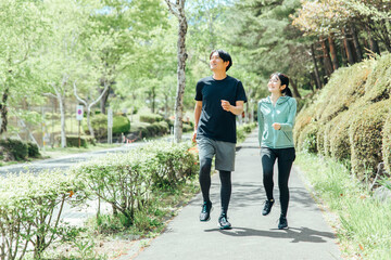 ウォーキング・ランニングする男女
