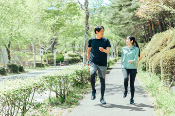 Obraz premium 運動をする男女（歩く） 