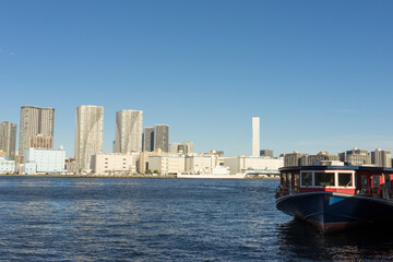 東京湾の風景　ベイリアの高層マンション