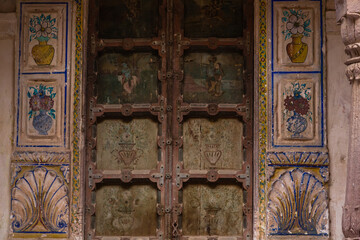 インド　ジョードプルのメヘラーンガル砦の宮殿の中庭のドア