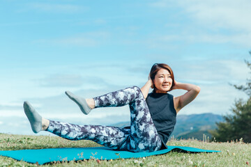 腹筋をする女性（ツイストクランチ）
