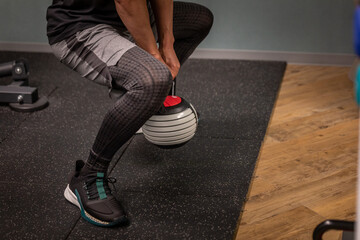 ケトルベルスクワットをする男性（手元）
